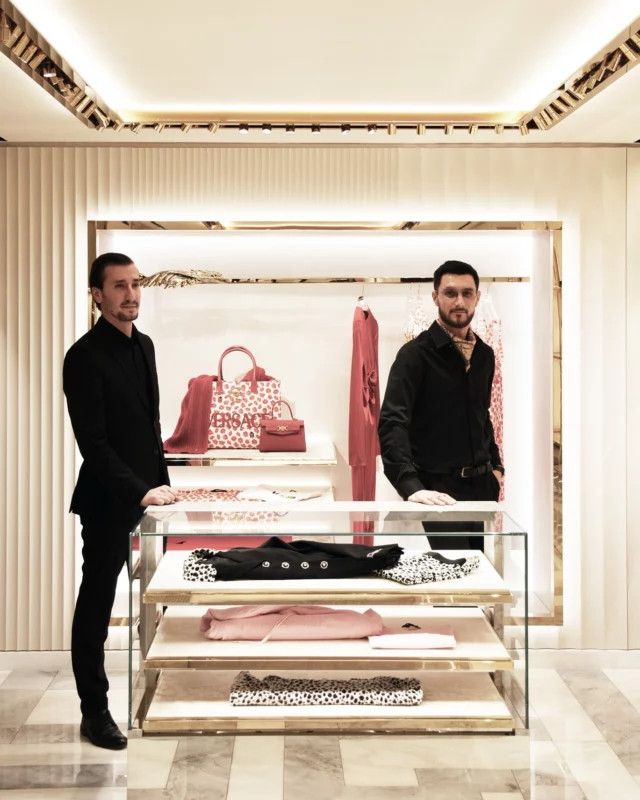 Quand la haute couture rencontre la gastronomie. 

Entre textures raffinées, couleurs éclatantes et détails couture, la mode et la gastronomie partagent bien plus qu’un simple goût pour l’excellence.