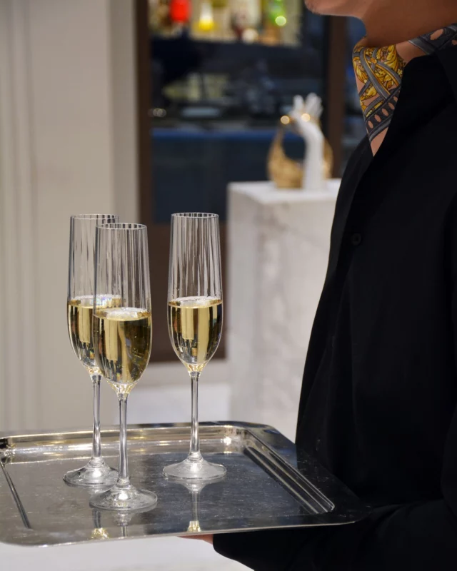 L'art de recevoir, signé Kaspia Réceptions. Dans l'éclat doré d’une coupe de champagne, l’élégance prend vie !